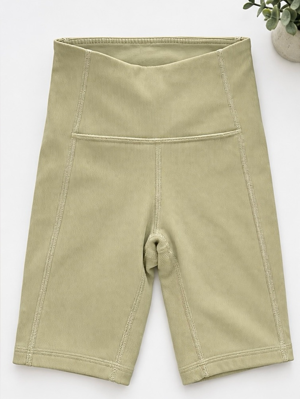 Lululemon Ribbed Contoured High-Rise Short 8"
Dew Green Size 0